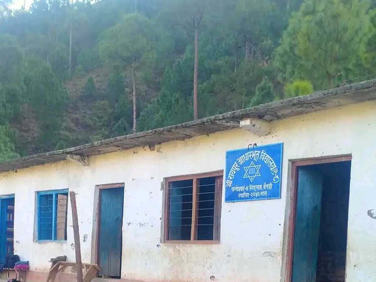 बैतडीको एक विद्यालयमा छात्रा बेहोस हुन थालेपछि पठनपाठन प्रभावित